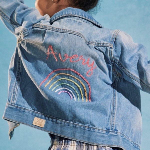 Regali per bambini, giacca di jeans personalizzata, ricamo arcobaleno sul retro, denim riciclato (taglie da neonato a 16 anni)