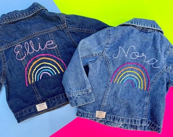 Veste en jean avec prénom personnalisé, veste en jean personnalisée pour bébés et tout-petits, cadeau d'anniversaire pour enfants, vêtements pour enfants personnalisés avec arc-en-ciel