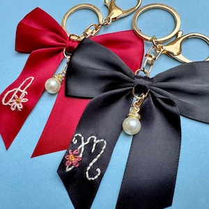 Dijes para bolsos, llavero con lazo, inicial floral bordada - Llavero con letra personalizada • Regalo para ella • Tirador de cremallera • Dije con monograma