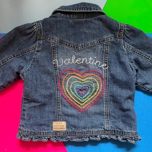 Herz Regenbogen Design - Handbestickte Jeansjacke - Baby Kleinkind und Kinder, handgefertigte Stickerei
