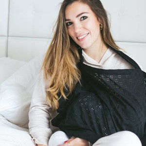 Nuestro más vendido: Funda de lactancia con bordado inglés en negro puro Funda de lactancia