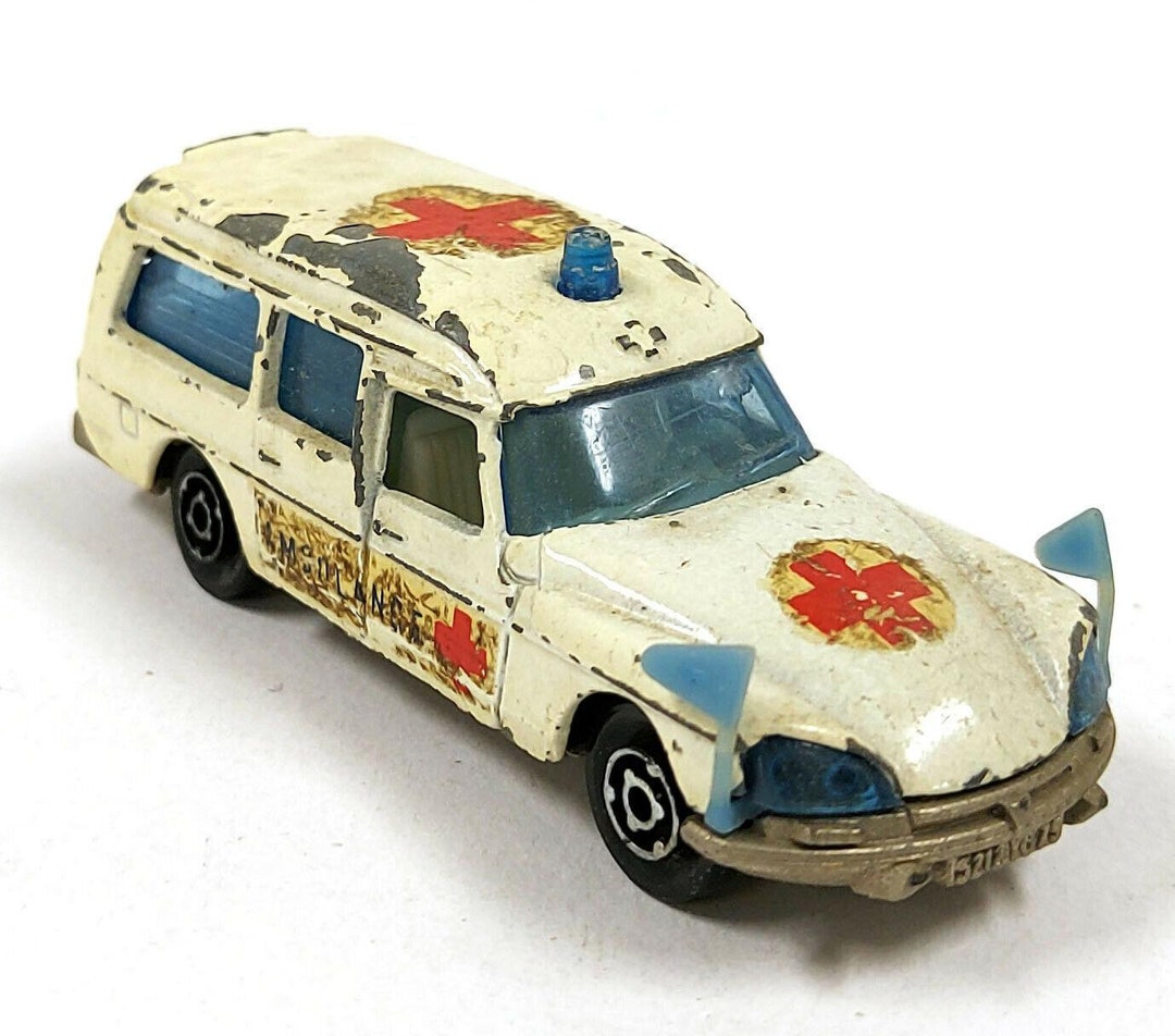 Majorette 206 – Peugeot 404 Break Ambulance, Miniature 1/64 D’occasion