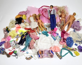 Lot d'accessoires de vêtements pour poupées Barbie et Ken vintage - Années 1980 - Tenues variées - Occasion