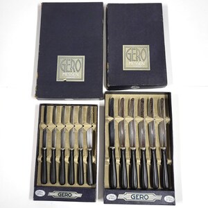 以下が含まれることがあります： オリジナルの箱に入ったヴィンテージのGero Messenナイフセット。各箱には、黒い柄と銀色の刃が付いた複数のナイフが入っています。箱は濃い青色で、金色のGero Messenのロゴが付いています。