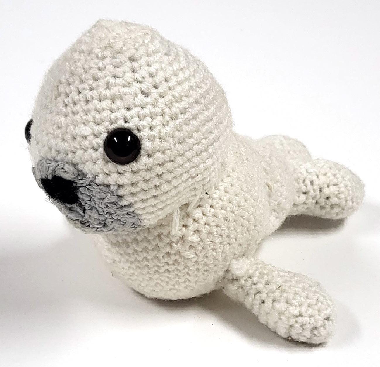 かぎ針編みの白いアザラシのぬいぐるみ：手作りのぬいぐるみ - Etsy 日本