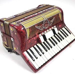 Accordéon Stradella vintage rouge Italie F.lli di Modena avec étui et partitions