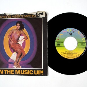 Puede incluir: Un juego de tres tazas de cerámica con un acabado mate moteado. Las tazas son de color crema, gris claro y gris oscuro. Cada taza tiene un diseño simple y minimalista y un asa redondeada.