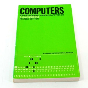 Puede incluir: Un libro verde titulado "Computers: A Programming Problem Approach" de R. Clay Sprowls, edición revisada. El libro es una edición internacional de Harper.