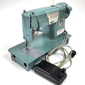 Vintage Singer 327K Sewing Machine – 220v Europlug – Works – Original Case