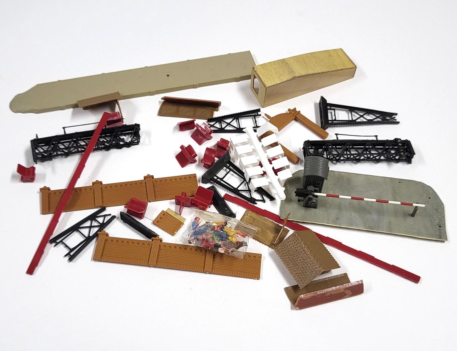鉄道部品 レトロ 鉄製　アンティーク ヴィンテージ ミックスロット Nスケール鉄道部品＆フィギュア – スペア