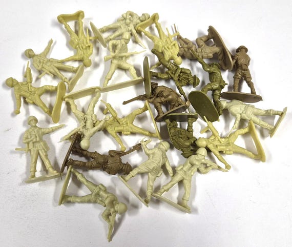 lomdung 27 Pièces Soldat Figurines en Plastique avec 11 pièces Accessoires pour Armes, Mini Soldats Action Figures, Figurines Militaires de Soldat de la Seconde Guerre Mondiale Jouet d'anniversaire