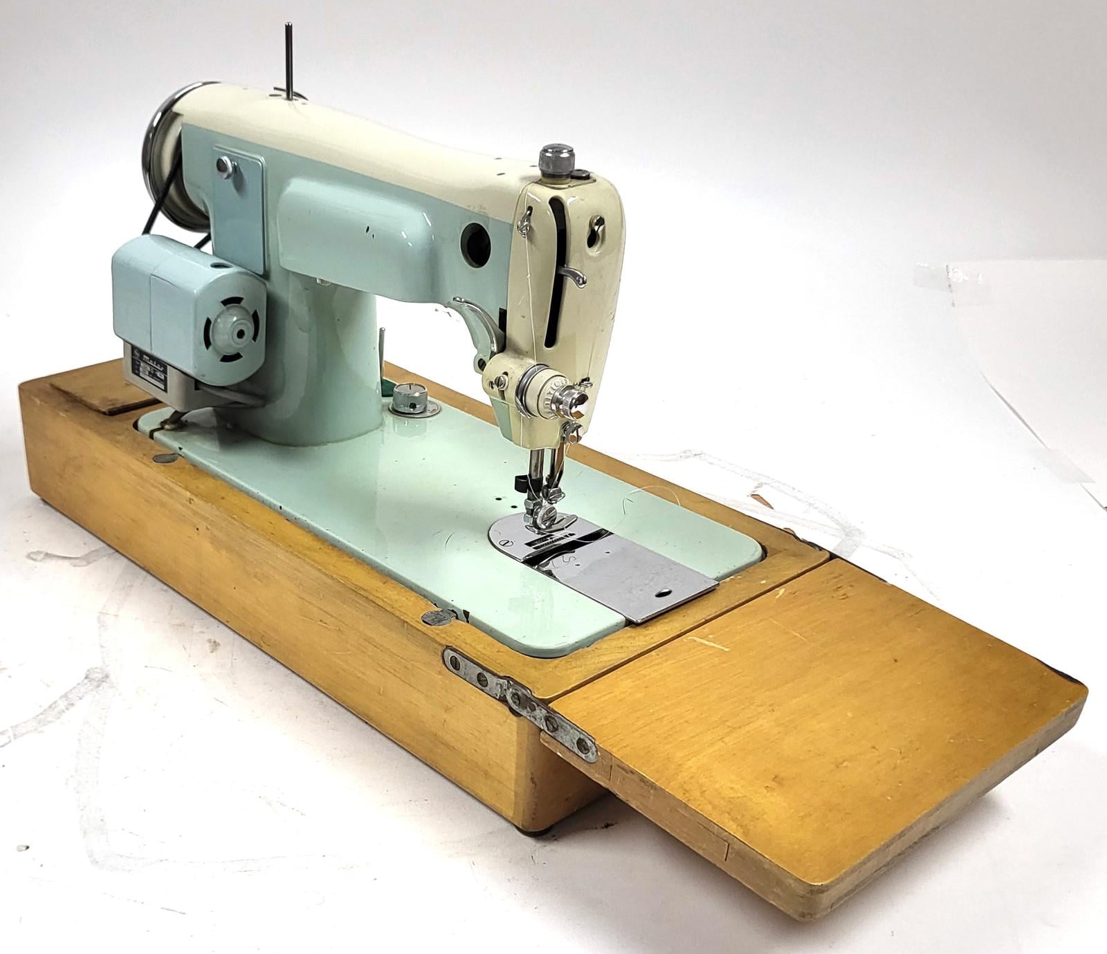 ヴィンテージ 1960 年代 Vendomatic デラックス ミシン – ペダルなし