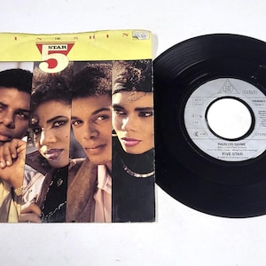 Könnte beinhalten: Eine Vintage-Vinyl-Schallplatte und Albumhülle. Das Albumcover zeigt fünf Personen in einer Collage mit dem Text "RAIN OR SHINE" und "STAR 5". Die Schallplatte ist schwarz mit weißer Schrift.