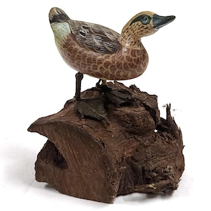 Vintage beeldje van eend op hout, handbeschilderd houten miniatuur