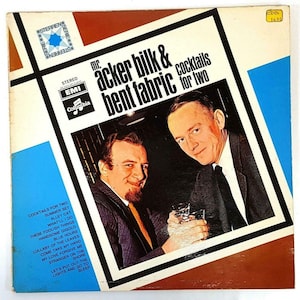 Peut inclure: Pochette de disque vinyle vintage de Mr. Acker Bilk & Bent Fabric. La couverture présente un design rétro avec le titre de l'album et le nom de l'artiste en texte blanc. Deux hommes sont photographiés, l'un tenant un verre. La liste des titres est répertoriée à gauche.