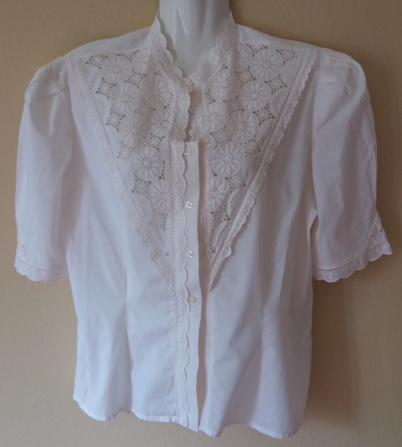 Vintage 80s Embroiderd Floral Lace Cream Short Pu… - image 2