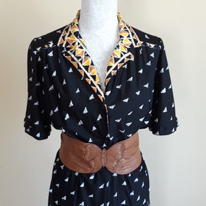 Vintage Schwarz Weiß Print Kleid,Knöpfe bis Taille,Bunter Kragen Midi Länge Gr.M Kleid