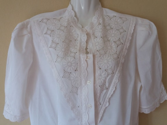 Vintage 80s Embroiderd Floral Lace Cream Short Pu… - image 1