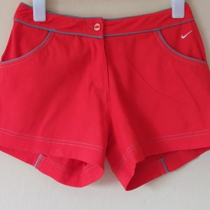 Pantalones cortos vintage de mujer Nike de los 90, pantalones cortos de carrera Nike de color rojo claro, pantalones cortos deportivos de Nike, cremallera de cierre y detalles grises de botón Tamaño de pantalones cortos de EE. UU.
