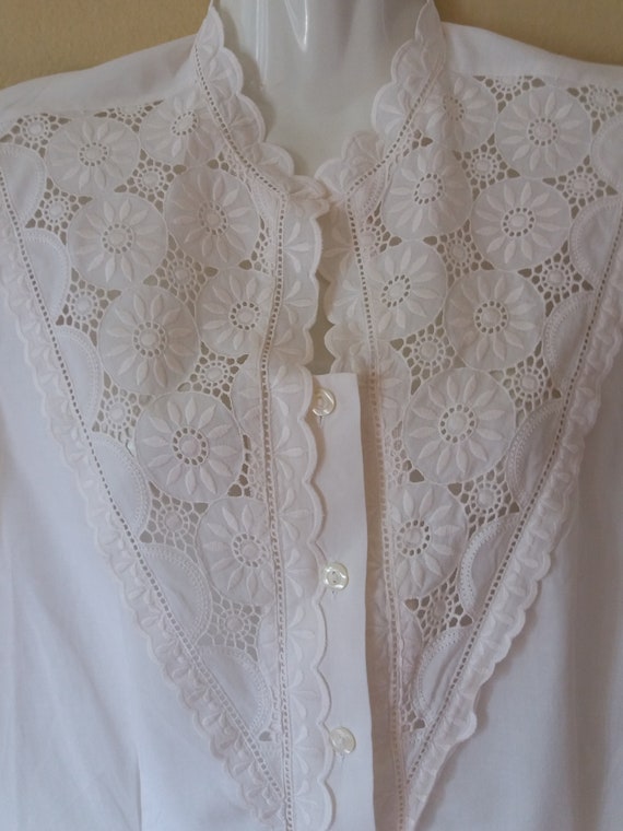 Vintage 80s Embroiderd Floral Lace Cream Short Pu… - image 3