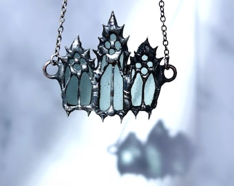 Collar de vitral con diseño de catedral: joyería gótica de Halloween
