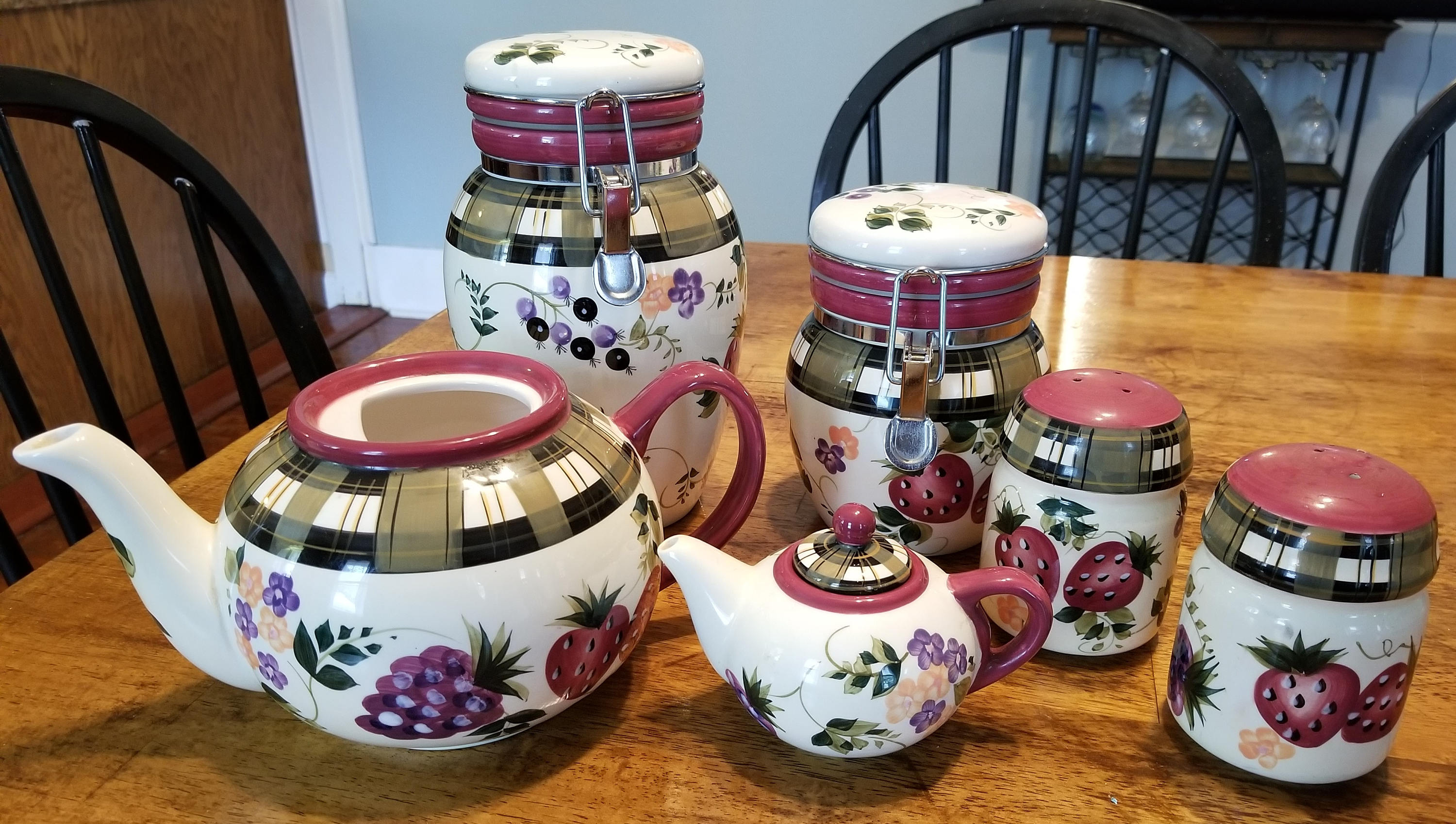 Oneida Kitchen Dining & Serving Home & Living Vintage Oneida Kitchen Strawberry Plaid ...