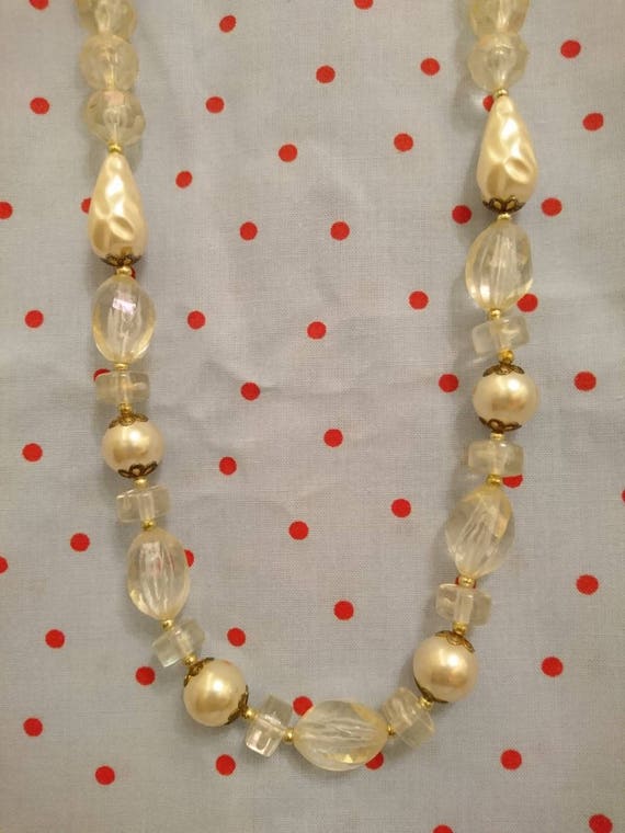 Pretty faux pearl and plastic vintage 1950s / 1960