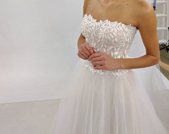 Simple wedding dress with corset bodice // Guipure leaves lace // Ballgown tulle skirt