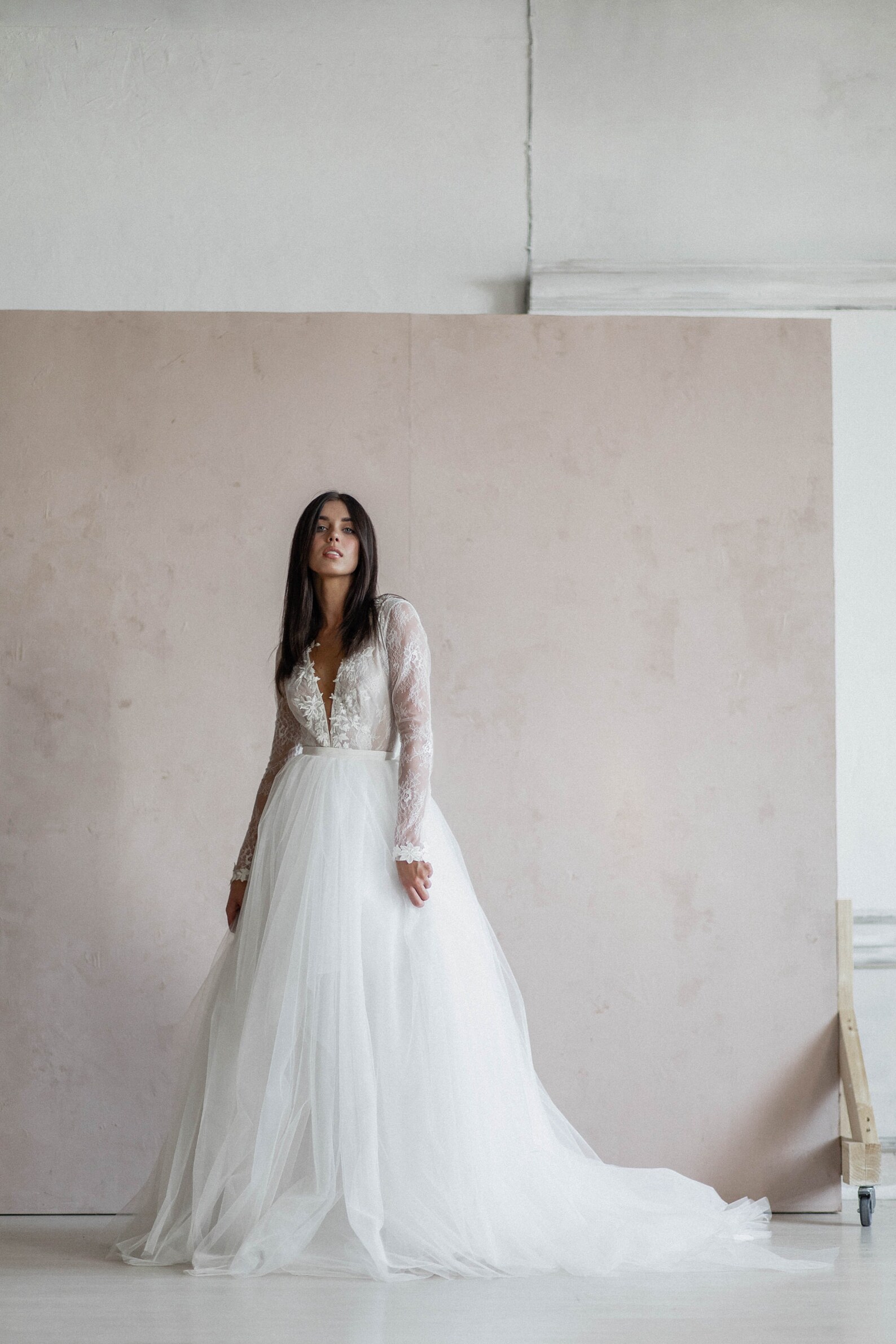 Long Sleeveless Tulle Lace Wedding Dress