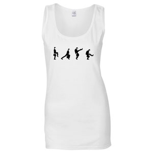 以下が含まれることがあります： 白いタンクトップに、黒いシルエットで4人の人物が並んで歩いている。人物は帽子をかぶり、ブリーフケースを持っている。