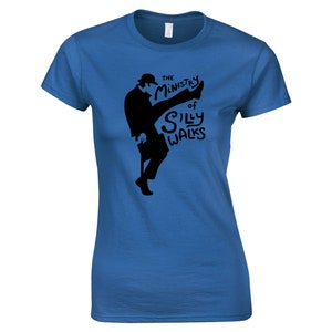 Peut inclure: Un t-shirt bleu royal avec une silhouette noire d'une personne faisant une marche amusante. Le texte "The Ministry of Silly Walks" est imprimé sur le t-shirt.