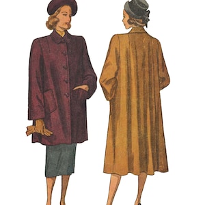 Op de afbeelding: Twee vrouwen die vintage jassen dragen. De vrouw links draagt een bordeauxrode jas met een rok en een hoed. De vrouw rechts draagt een bruine jas met een hoed.