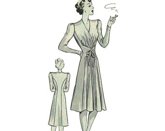 Könnte beinhalten: Eine Vintage-Illustration einer Frau in einem Wickelkleid mit einer Schleife in der Taille. Das Kleid hat lange Ärmel und einen V-Ausschnitt. Die Frau steht mit der Hand auf der Hüfte und blickt zur Seite. Es gibt eine kleinere Illustration der Rückseite des Kleides.