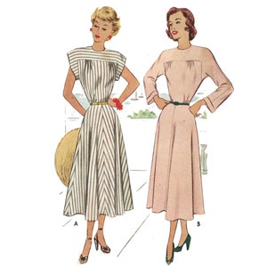 Puede incluir: Dos mujeres vistiendo vestidos, una con un vestido a rayas con un sombrero de paja y la otra con un vestido rosa liso. Ambos vestidos tienen un corpiño ajustado y una falda completa. Las mujeres están de pie en una acera con un fondo de una escena de paseo marítimo.