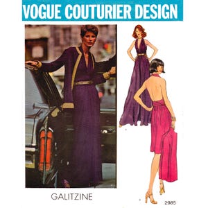 Op de afbeelding: Vogue Couturier Design naaipatroon 2985 voor een Galitzine ensemble. Het patroon bevat een jasje met lange mouwen en gouden bies en een lange jurk, plus een kortere jurkversie met een halterhalslijn en een open rugontwerp.