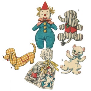 Puede incluir: Un conjunto de cuatro juguetes de peluche hechos a mano: un payaso, un elefante, un gato y un dachshund. Los juguetes están hechos de tela y tienen un aspecto vintage. El payaso lleva un traje azul y amarillo con un sombrero rojo. El elefante es gris y blanco con un chaleco rojo. El gato es blanco con un lazo azul. El dachshund es amarillo y blanco con una lengua roja.