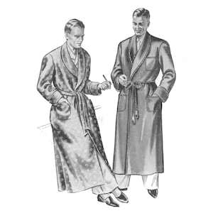 Pode incluir: Dois homens vestindo longas batas estampadas. Uma bata é de cor sólida com uma faixa e borlas. A outra bata tem um padrão geométrico e uma faixa.