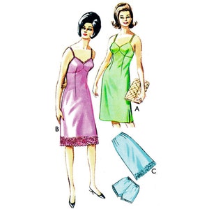 Könnte beinhalten: Eine Vintage-Illustration von drei Slips. Der erste Slip ist rosa mit Spitzenbesatz und wird von einer Frau mit dunklen Haaren getragen. Der zweite Slip ist grün und wird von einer Frau mit blonden Haaren getragen. Der dritte Slip ist blau und hat einen Spitzenbesatz. Die Illustration ist mit A, B und C beschriftet.