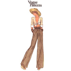 以下が含まれることがあります： Vogue Patternsのイラスト。つばの広い麦わら帽子、ウエストで結んだ明るい色のボタンダウンシャツ、袖をまくり上げたスタイル。ブラウンとホワイトのストライプ柄で、ハイウエストのギャザーが入ったワイドパンツを着用。