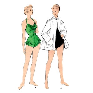 Op de afbeelding: Twee vrouwen in badpakken. De vrouw links draagt een groen badpak met een haltertop en een gerimpelde halslijn. De vrouw rechts draagt een zwart badpak met een wit jasje. Beide vrouwen staan met hun benen licht uit elkaar.