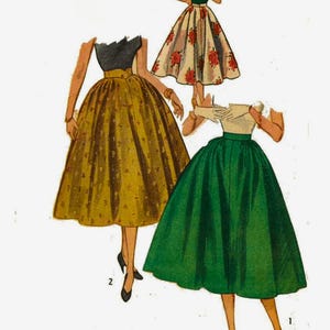 Puede incluir: Ilustración de tres vestidos vintage. Un vestido presenta un top negro y una falda dorada con un estampado floral. Otro vestido tiene una falda crema con rosas rojas. El tercer vestido tiene una falda verde y un top blanco.