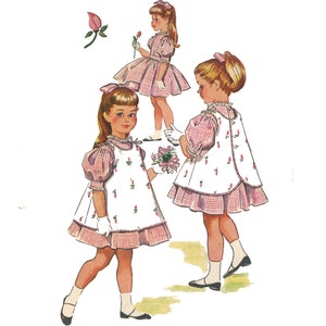 Könnte beinhalten: Drei Mädchen in rosa-weißen Gingham-Kleidern mit Puffärmeln und weißen Kragen. Die Kleider haben eine weiße Schürzen-Überlage mit rosa Blumen Stickerei. Die Mädchen halten rosa Blumen.