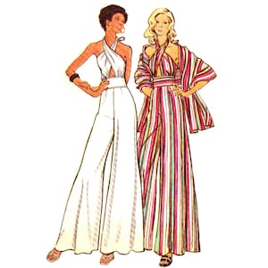 Op de afbeelding: Illustratie van twee vrouwen in vintage halter-neck jumpsuits. Eén is effen wit, de andere is gestreept met rood, roze, groen en wit. Beide outfits hebben broeken met wijde pijpen. Het is een mode-illustratie.