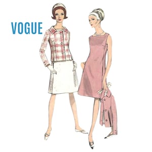 以下が含まれることがあります： 2人の人物を描いたヴィンテージのVogue型紙イラスト。1人は赤と白のチェック柄のジャケットに白いスカートを着用。もう1人はノースリーブのピンクのドレスを着て、お揃いのピンクのジャケットを持っている。両方の人物が帽子と靴を着用している。