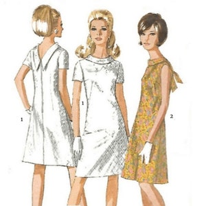 Può includere: Un modello di cucito vintage con tre diversi design di abiti. Gli abiti sono senza maniche, a maniche corte e hanno una varietà di scollature. Il modello è etichettato con i numeri 1 e 2.