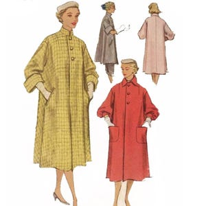 Può includere: Illustrazione di moda vintage con tre modelli di cappotti. Il cappotto principale è un plaid giallo con colletto alto e ampie tasche. Altri cappotti sono mostrati in grigio e rosso, mostrando diversi stili e dettagli.