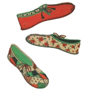 Puede incluir: Tres pares de zapatillas de tela de colores. Un par es rojo con ribetes negros y blancos, otro par es blanco con rosas rojas y el último par es verde con un diseño de patchwork.