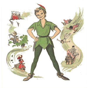 Peut inclure: Peter Pan, un personnage de dessin animé, se tient debout avec une épée à la main. Il porte une chemise et un pantalon verts avec une plume rouge dans son chapeau. L'image est entourée de scènes de l'histoire de Peter Pan, notamment le Capitaine Crochet dans un bateau, les Enfants Perdus et la Fée Clochette.
