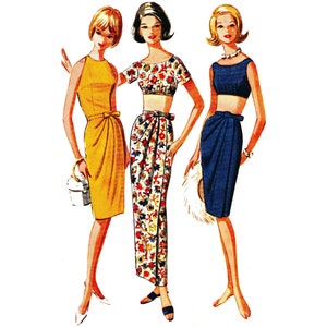 Peut inclure: Trois femmes portant des robes de styles différents. La femme à gauche porte une robe jaune avec un nœud à la taille. La femme au milieu porte un haut court à imprimé floral et une jupe assortie. La femme à droite porte une robe bleue avec un nœud à la taille.
