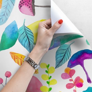 K&ouml;nnte beinhalten: Aquarell-Tapete mit einem sich wiederholenden Muster aus bunten Bl&auml;ttern und Blumen. Das Design ist verspielt und organisch, mit einem handgemalten Look.